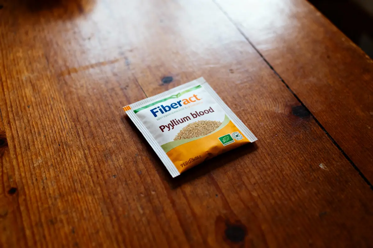 Sachet de psyllium Fiberact sur une table en bois.